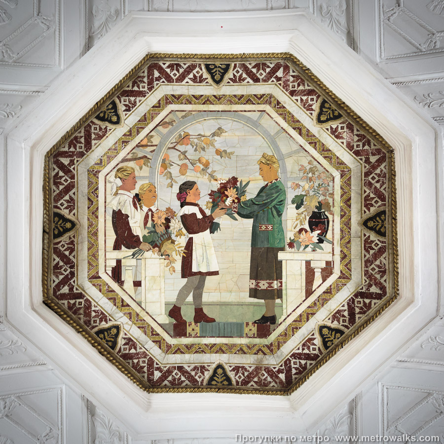 Фотография станции Белорусская (Кольцевая линия, Москва). Декоративная отделка потолка. Панно «Школа».