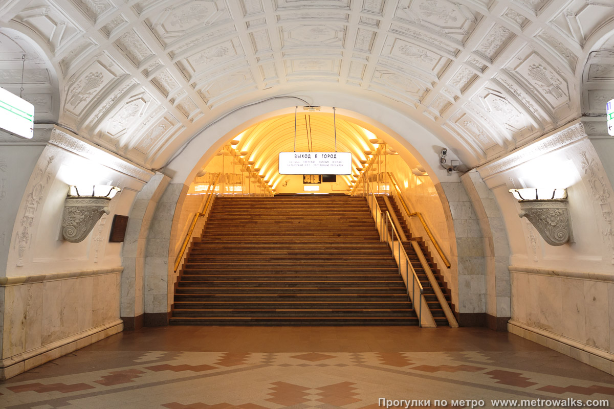 Фотография станции Белорусская (Кольцевая линия, Москва). Выход в город, до эскалаторов нужно подняться по небольшой лестнице.