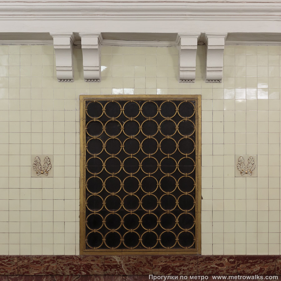 Фотография станции Белорусская (Кольцевая линия, Москва). Декоративная технологическая дверь в стене.