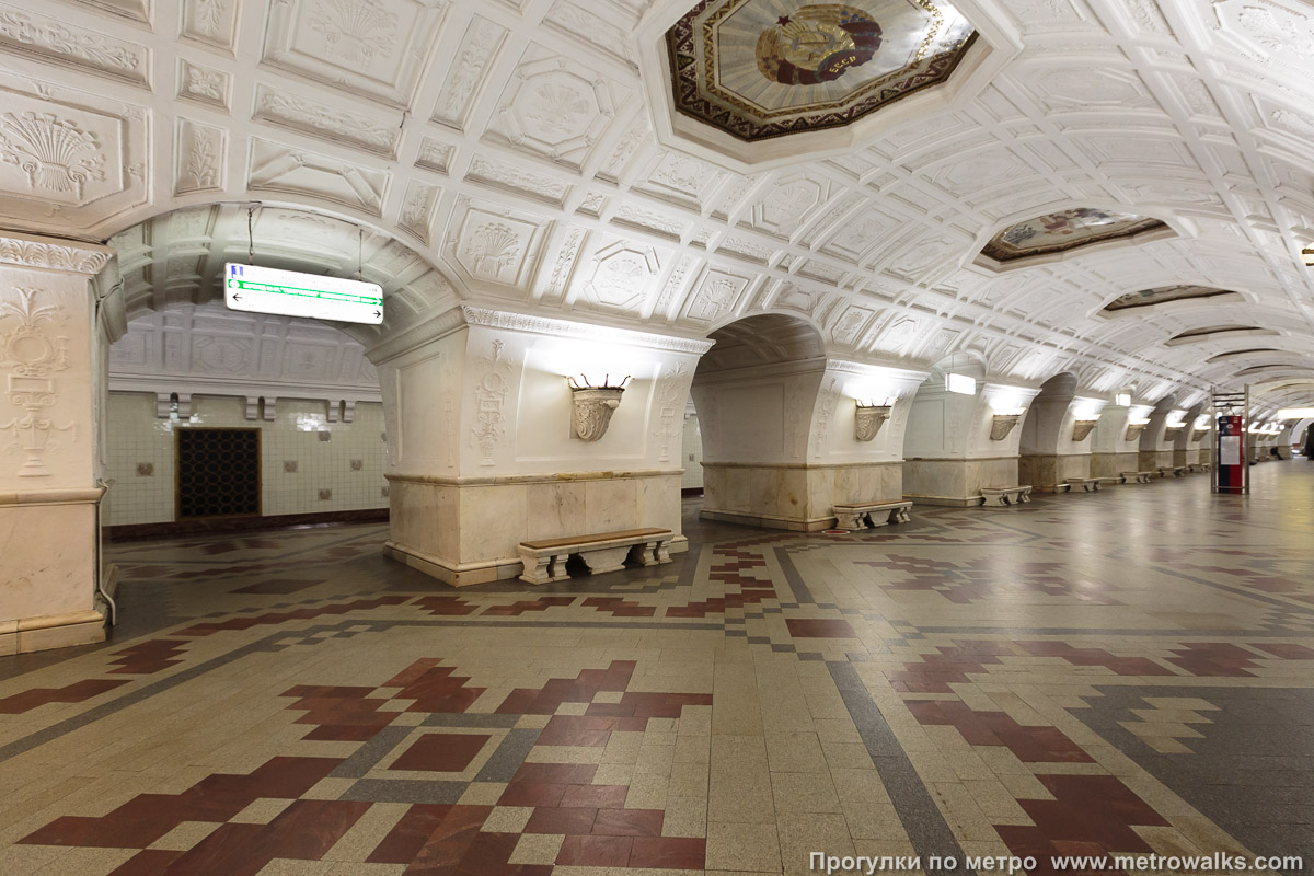 Фотография станции Белорусская (Кольцевая линия, Москва). Вид по диагонали.
