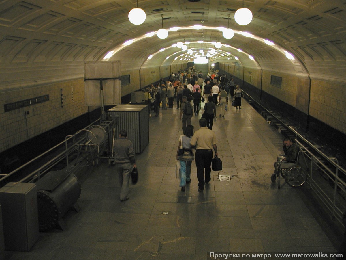 Фотография станции Библиотека имени Ленина (Сокольническая линия, Москва). Спуск на станцию по лестнице.