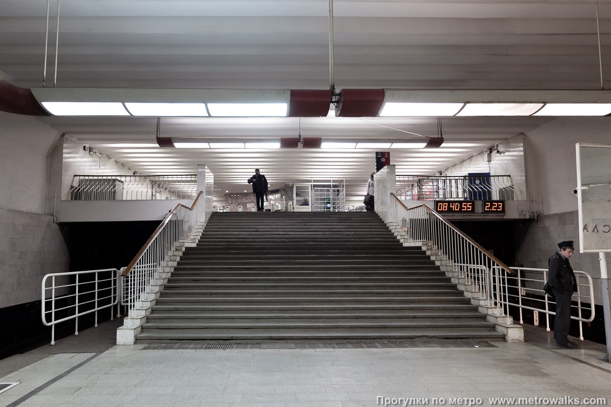 Фотография станции Братиславская (Люблинско-Дмитровская линия, Москва). Выход в город осуществляется по лестнице.