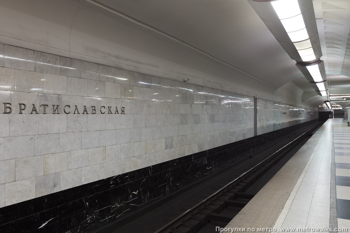 Фотография станции Братиславская (Люблинско-Дмитровская линия, Москва). Край платформы, общий вид.