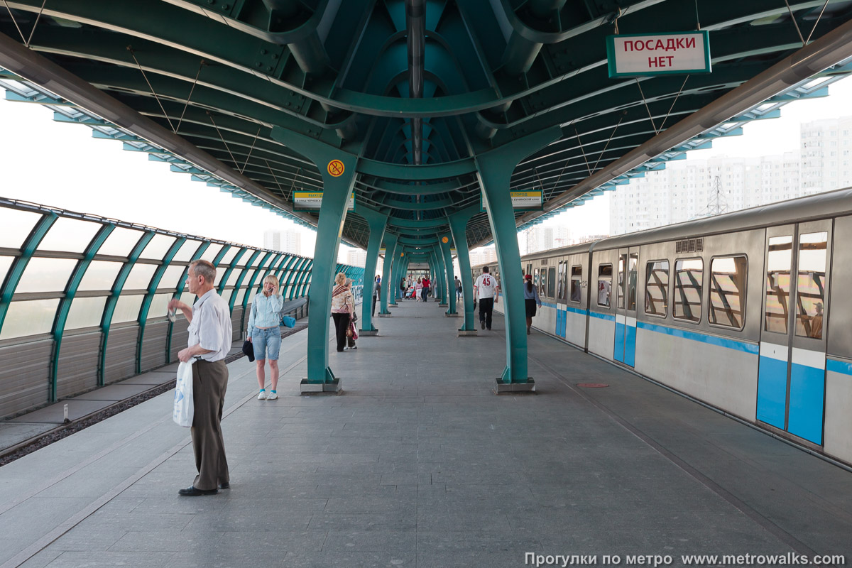 Фотография станции Бунинская аллея (Бутовская линия, Москва). Общий вид по оси станции от глухого торца в сторону выхода.