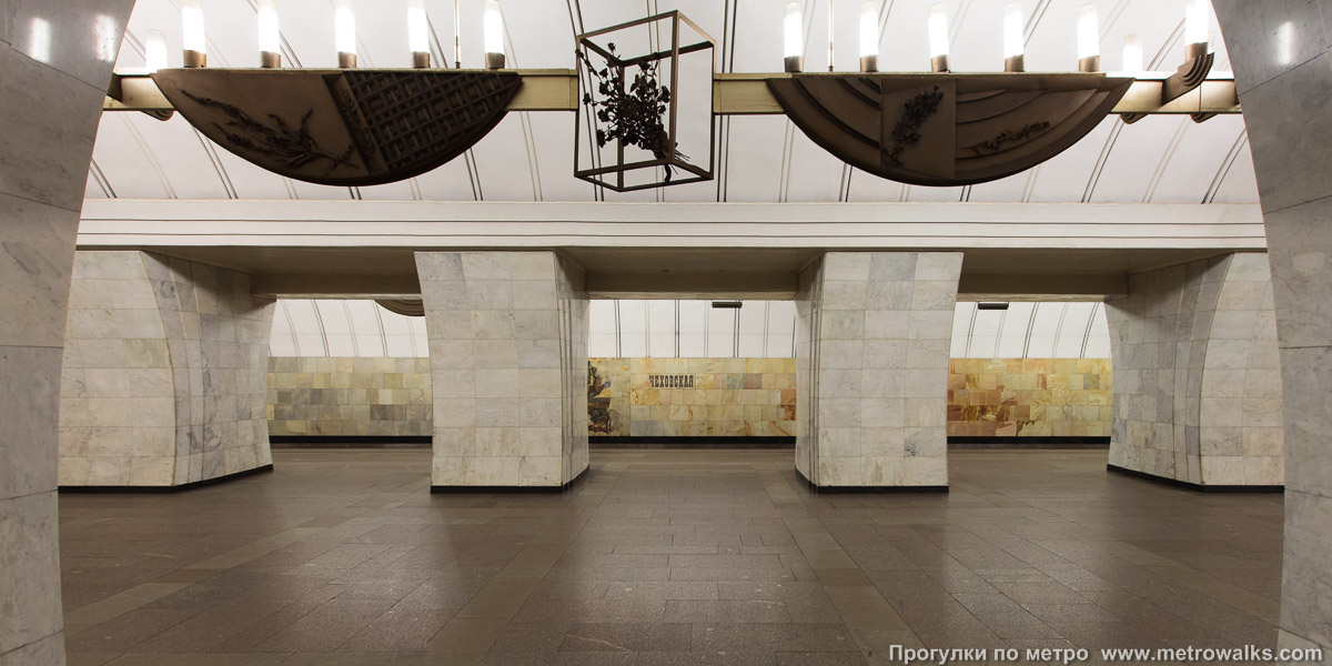 Фотография станции Чеховская (Серпуховско-Тимирязевская линия, Москва). Поперечный вид, проходы между колоннами из центрального зала на платформу.