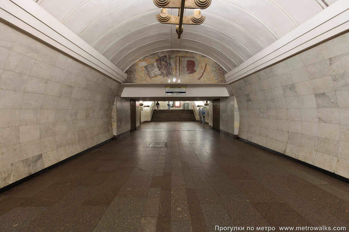 Фотография станции Чеховская (Серпуховско-Тимирязевская линия, Москва). Выход в город, лестница из центрального зала станции в переходный коридор к эскалаторам.