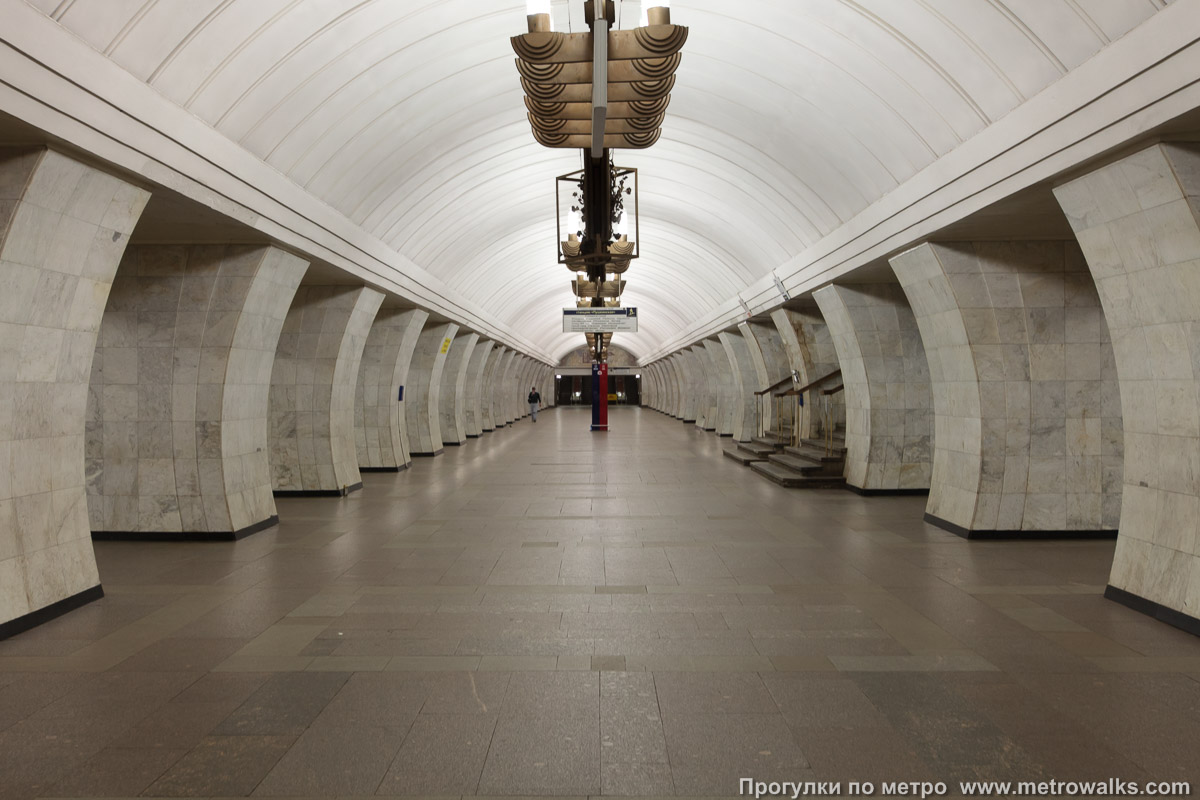 Фотография станции Чеховская (Серпуховско-Тимирязевская линия, Москва). Продольный вид центрального зала.