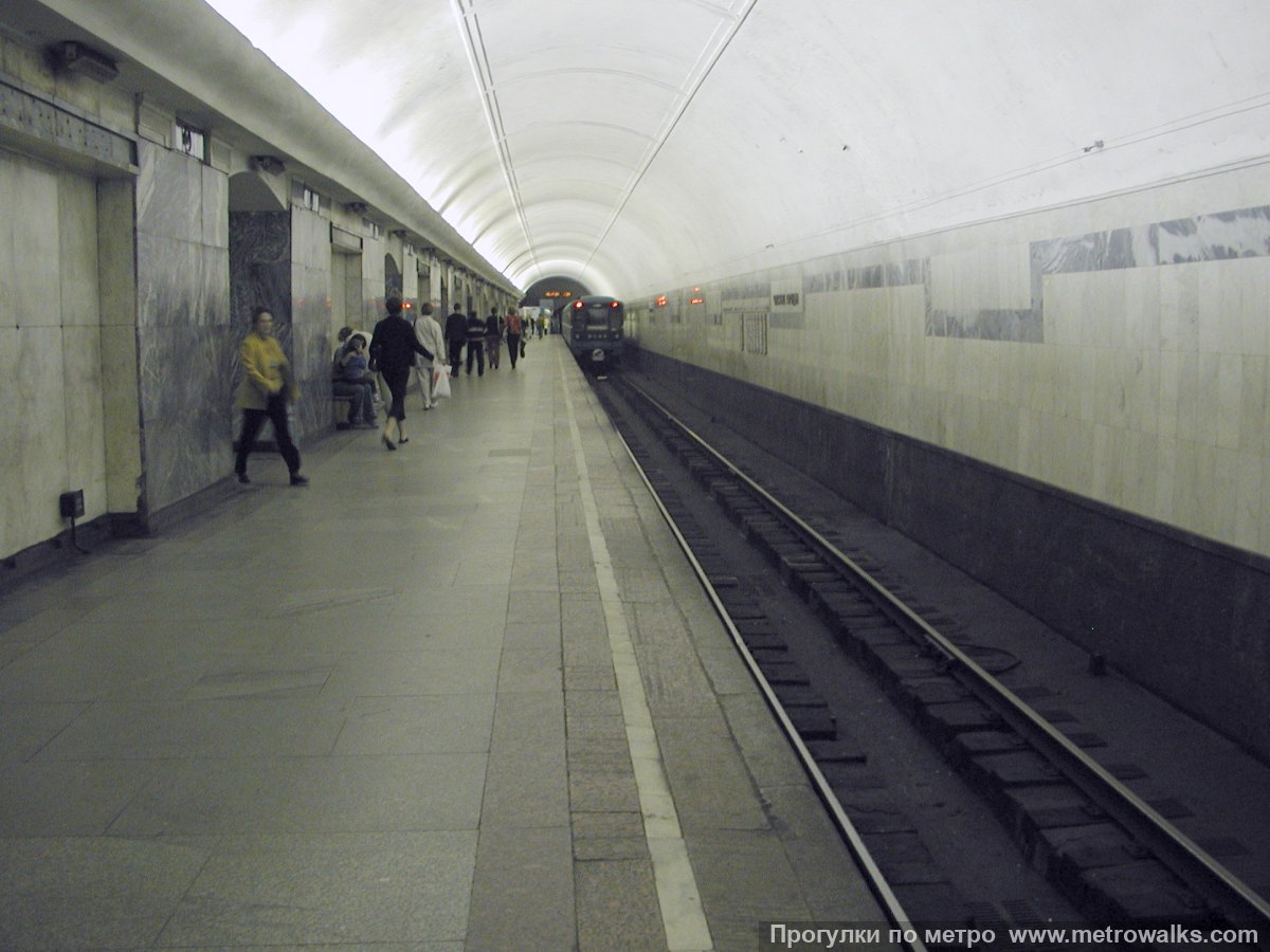 Фотография станции Чистые пруды (Сокольническая линия, Москва). Боковой зал станции и посадочная платформа, общий вид.