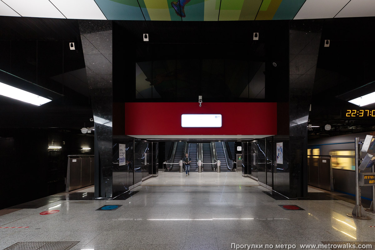 Фотография станции ЦСКА (Большая кольцевая линия, Москва). Выход в город, эскалаторы начинаются прямо с уровня платформы.