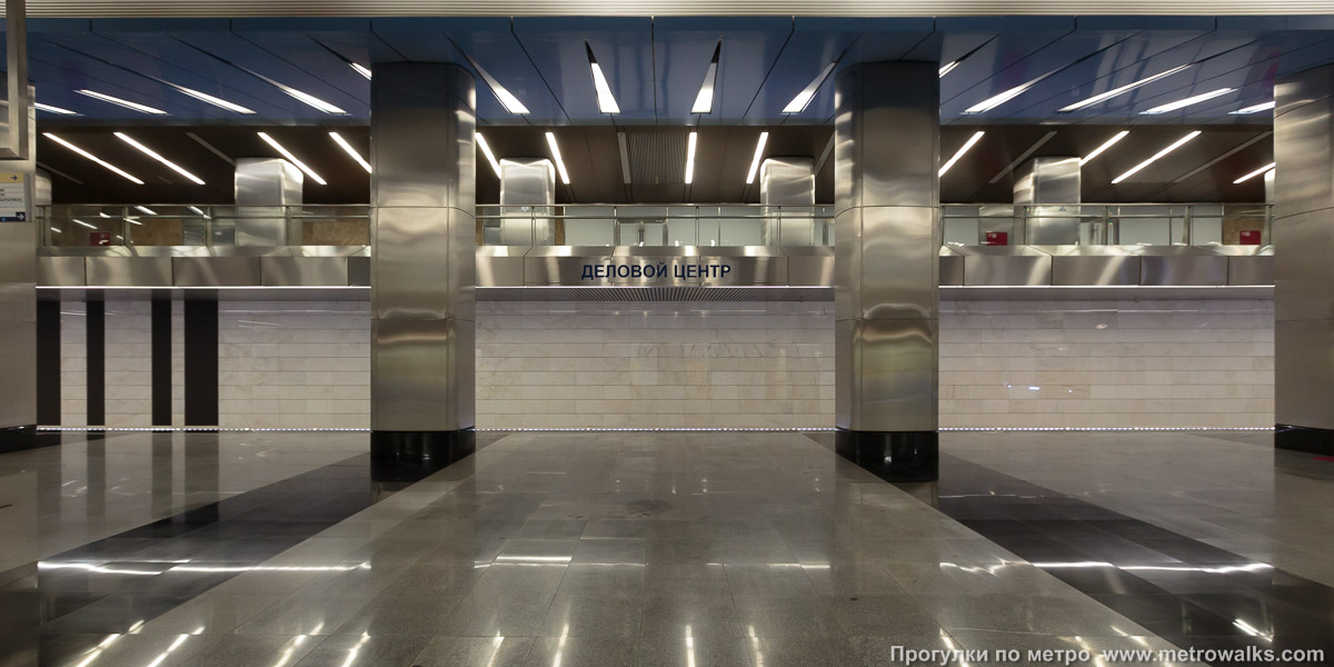 Фотография станции Деловой центр (Солнцевская линия, Москва). Поперечный вид, проходы между колоннами из центрального зала на платформу.