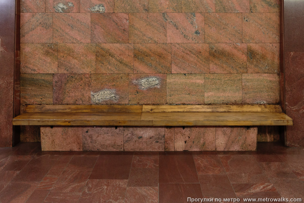 Фотография станции Дмитровская (Серпуховско-Тимирязевская линия, Москва). Скамейка. Фотография станции Дмитровская (Серпуховско-Тимирязевская линия, Москва). Скамейка.