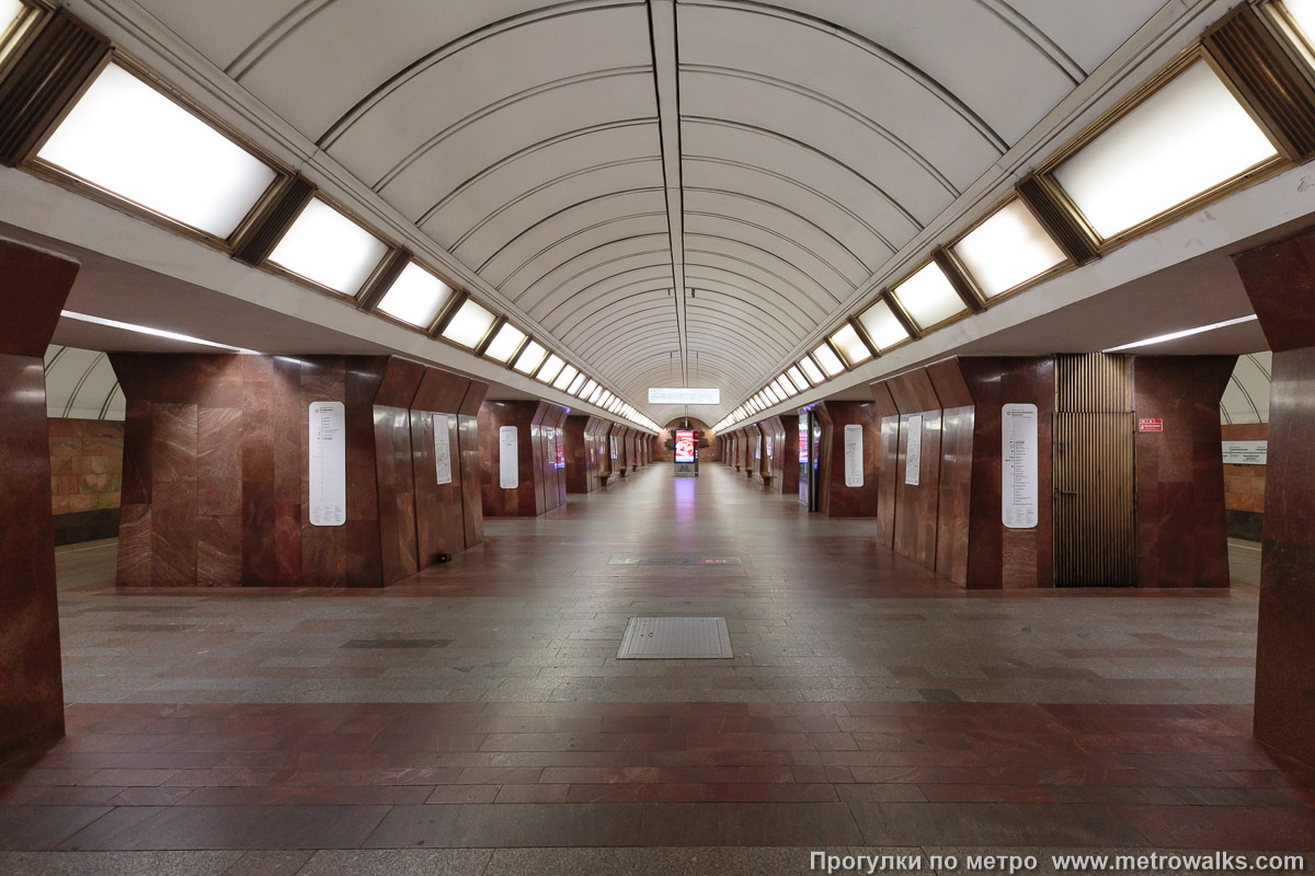 Фотография станции Дмитровская (Серпуховско-Тимирязевская линия, Москва). Центральный зал станции, вид вдоль от входа в сторону глухого торца. Современное состояние. Фотография станции Дмитровская (Серпуховско-Тимирязевская линия, Москва). Центральный зал станции, вид вдоль от входа в сторону глухого торца. Современное состояние.