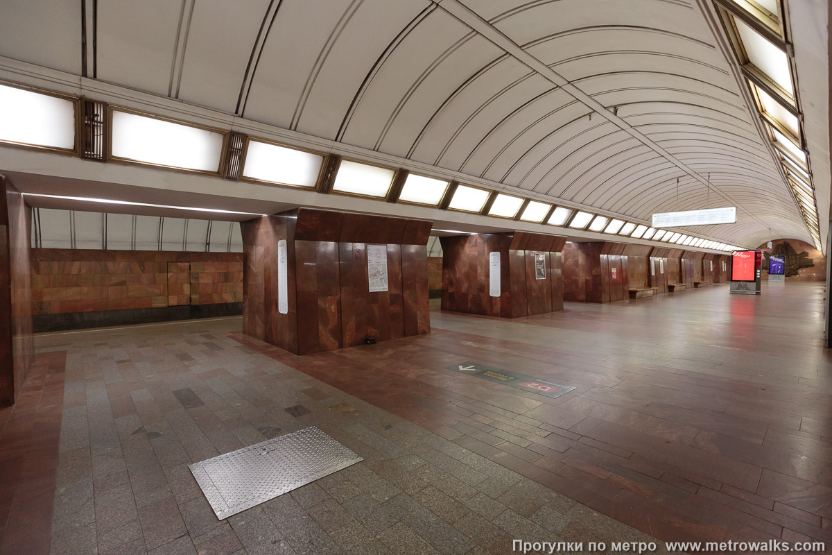 Фотография станции Дмитровская (Серпуховско-Тимирязевская линия, Москва). Вид по диагонали. Фотография станции Дмитровская (Серпуховско-Тимирязевская линия, Москва). Вид по диагонали.