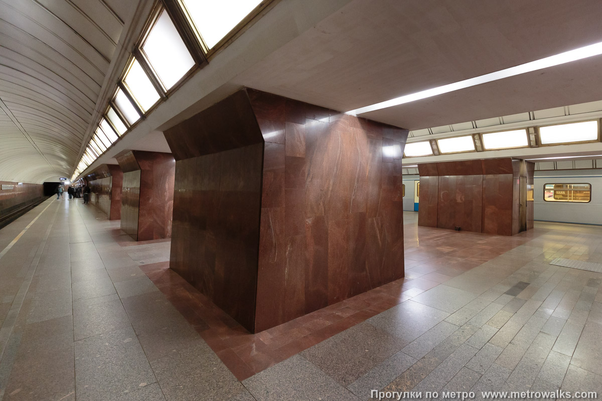 Фотография станции Дмитровская (Серпуховско-Тимирязевская линия, Москва). Вид на пилоны со стороны края платформы. Фотография станции Дмитровская (Серпуховско-Тимирязевская линия, Москва). Вид на пилоны со стороны края платформы.