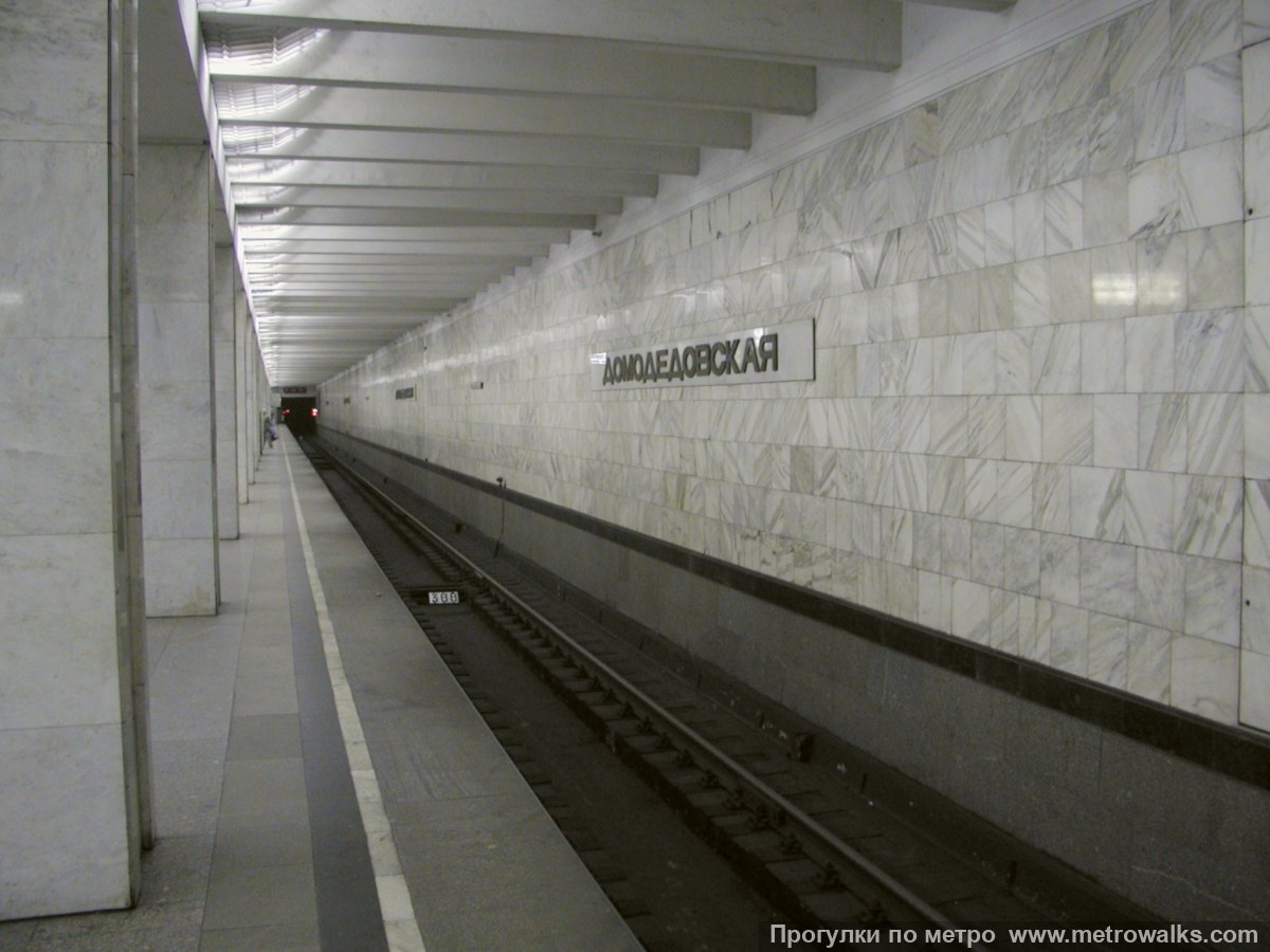 Фотография станции Домодедовская (Замоскворецкая линия, Москва). Боковой зал станции и посадочная платформа, общий вид.
