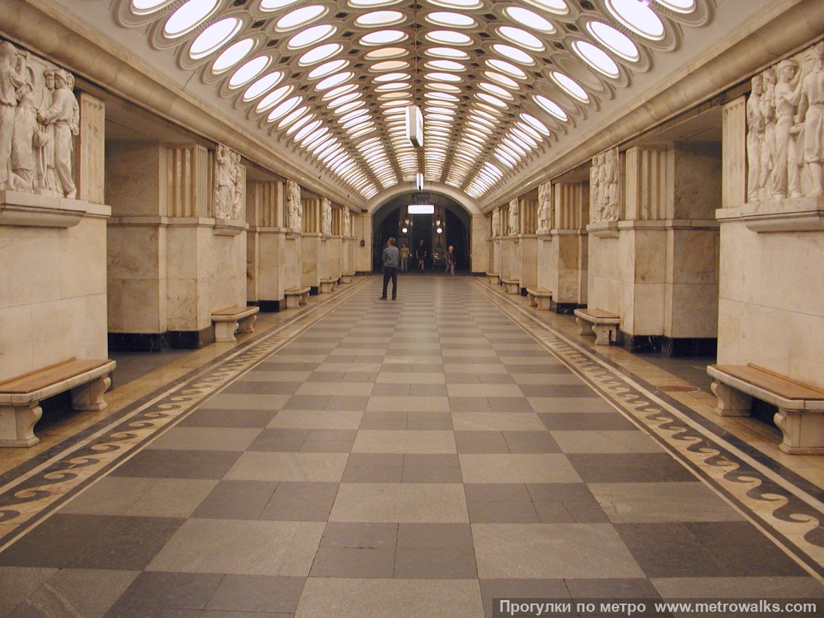 Фотография станции Электрозаводская (Арбатско-Покровская линия, Москва). Центральный зал станции, вид вдоль от глухого торца в сторону выхода.