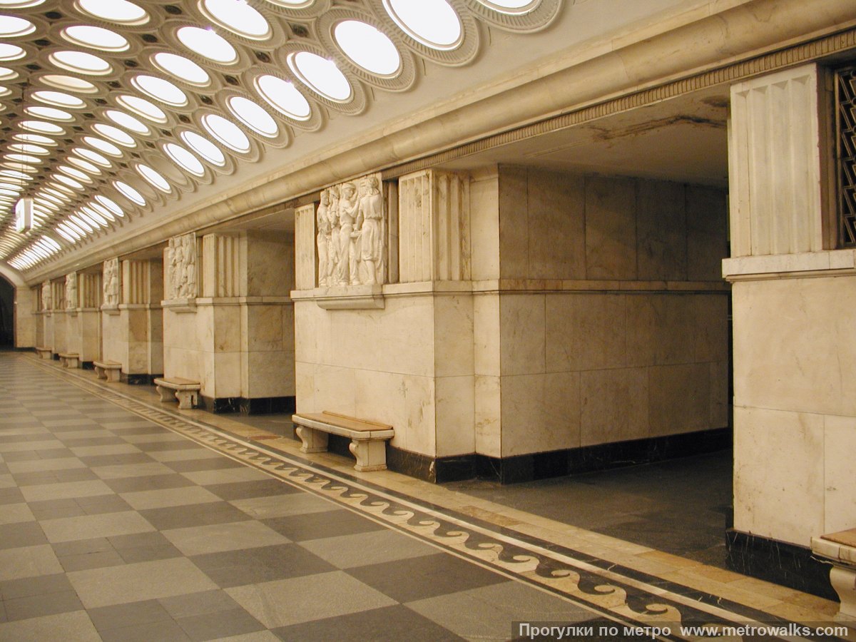 Фотография станции Электрозаводская (Арбатско-Покровская линия, Москва). Вид по диагонали.