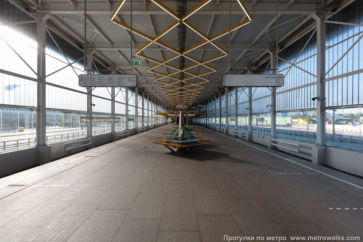 Фотография станции Филатов луг (Сокольническая линия, Москва). Общий вид по оси станции от глухого торца в сторону выхода.