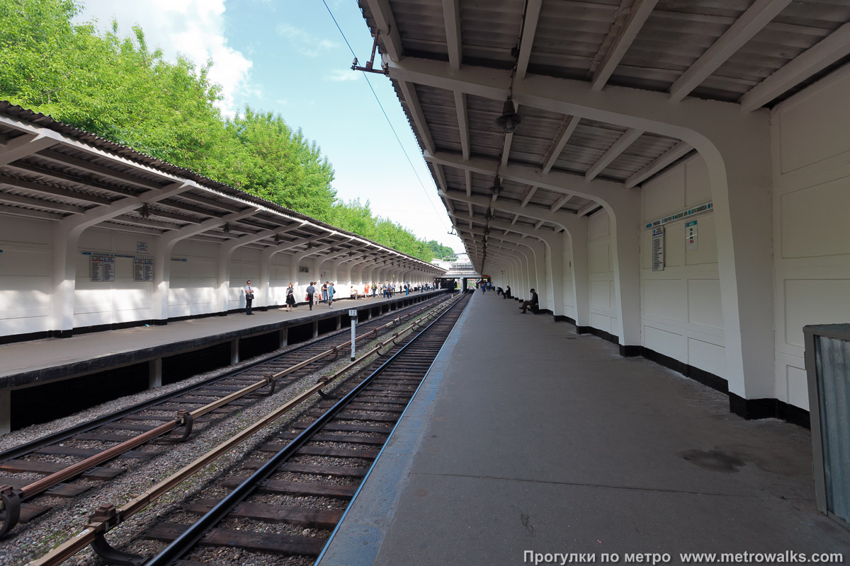 Фотография станции Фили (Филёвская линия, Москва). Продольный вид вдоль края платформы.