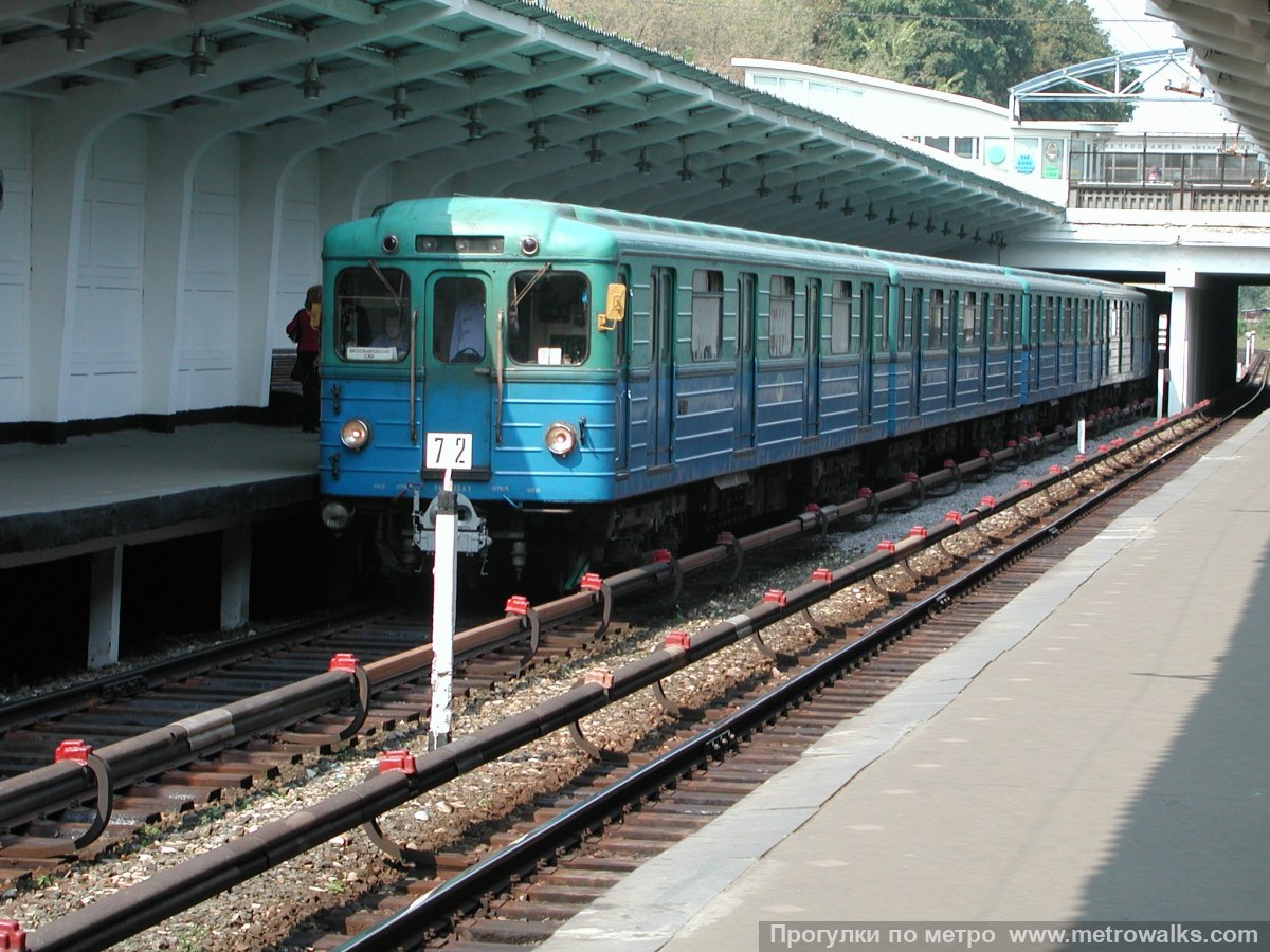 Фотография станции Фили (Филёвская линия, Москва). Вид по диагонали. Исторический снимок (2002) с поездом из вагонов моделей Е*.