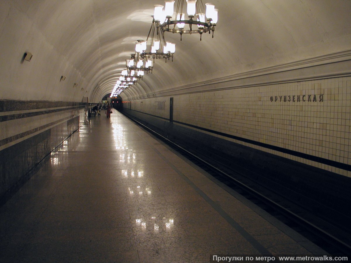 Фотография станции Фрунзенская (Сокольническая линия, Москва). Боковой зал станции и посадочная платформа, общий вид.