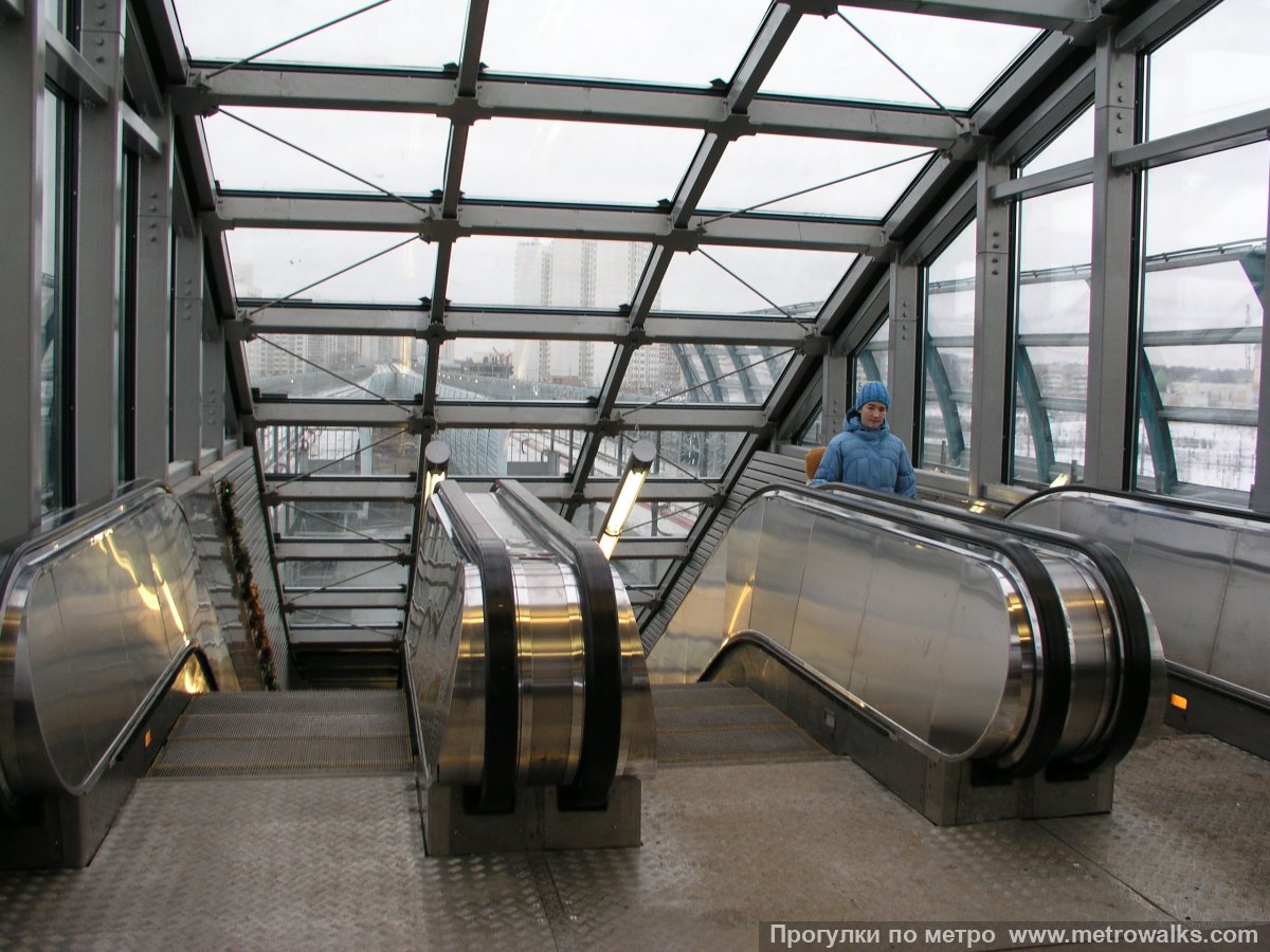 Фотография станции Улица Горчакова (Бутовская линия, Москва). Выход в город, эскалаторы начинаются прямо с уровня платформы. Историческое фото в дни открытия станции.