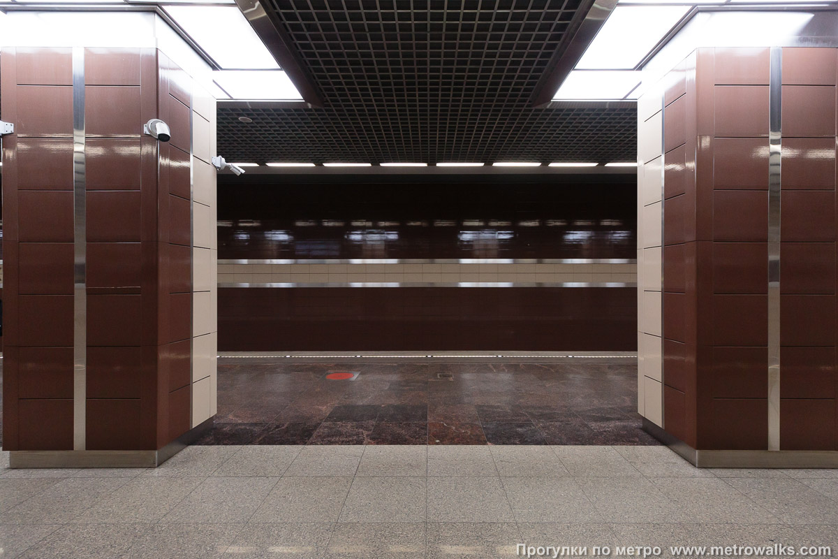 Фотография станции Ховрино (Замоскворецкая линия, Москва). Поперечный вид. Вид с бежевой стороны станции на коричневую.