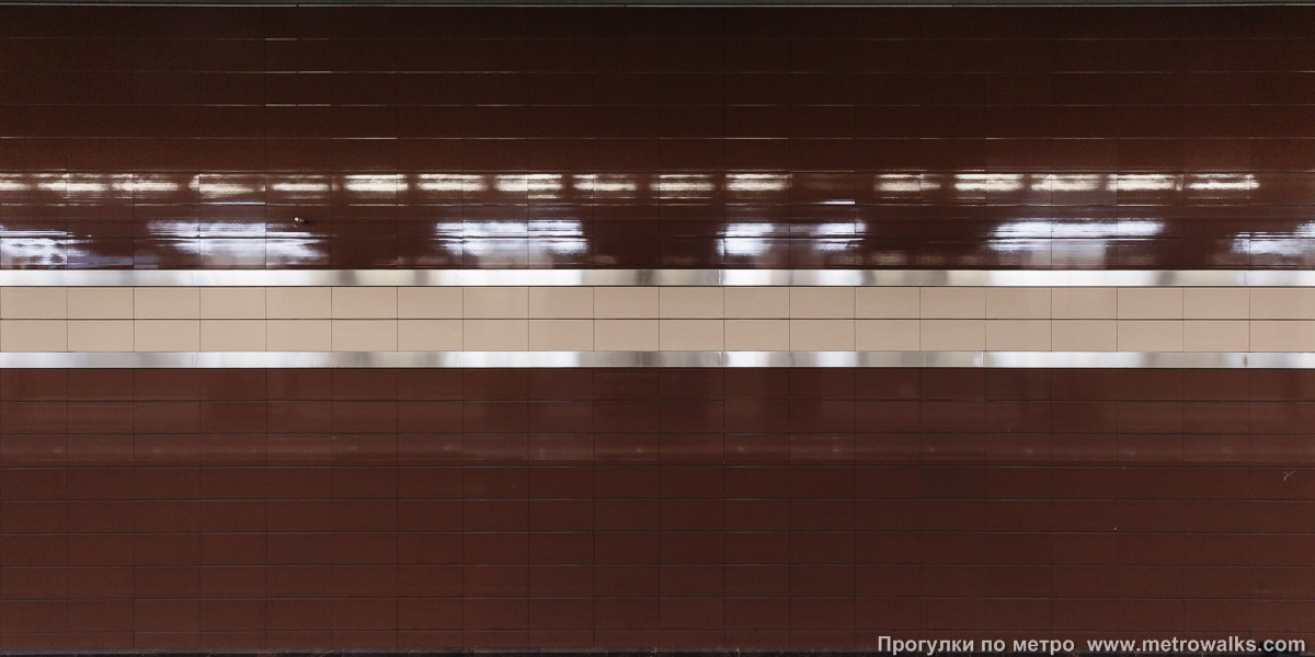 Фотография станции Ховрино (Замоскворецкая линия, Москва). Путевая стена. Коричневая путевая стена с бежевой полосой с восточной стороны станции.