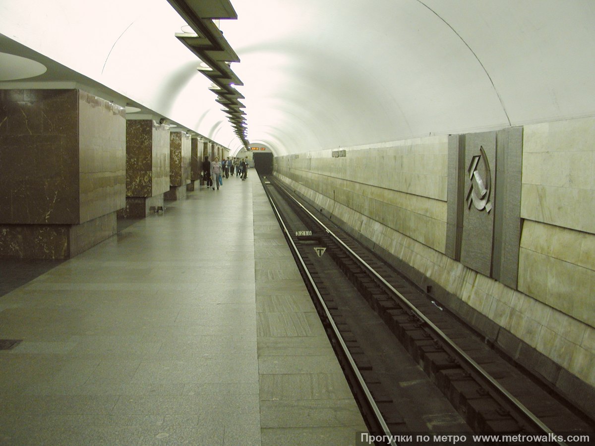 Фотография станции Площадь Ильича (Калининская линия, Москва). Боковой зал станции и посадочная платформа, общий вид.