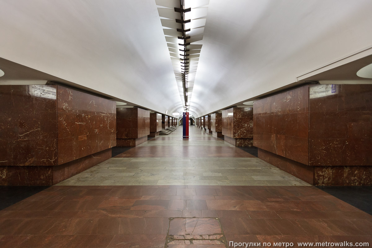 Фотография станции Площадь Ильича (Калининская линия, Москва). Центральный зал станции, вид вдоль от глухого торца в сторону выхода.
