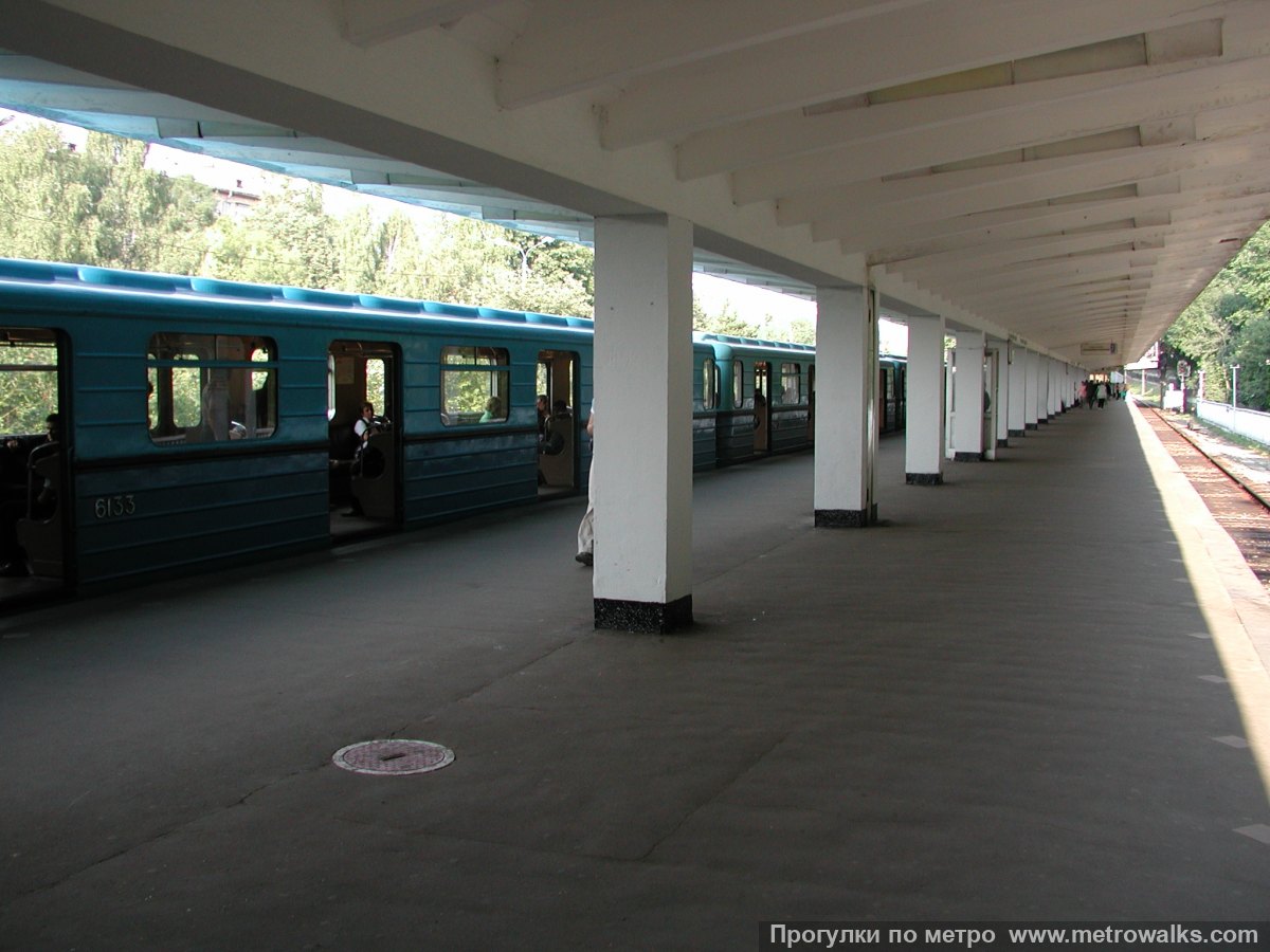 Фотография станции Измайловская (Арбатско-Покровская линия, Москва). Вид по диагонали. Историческое фото (2002) с поездом из вагонов моделей Е*.