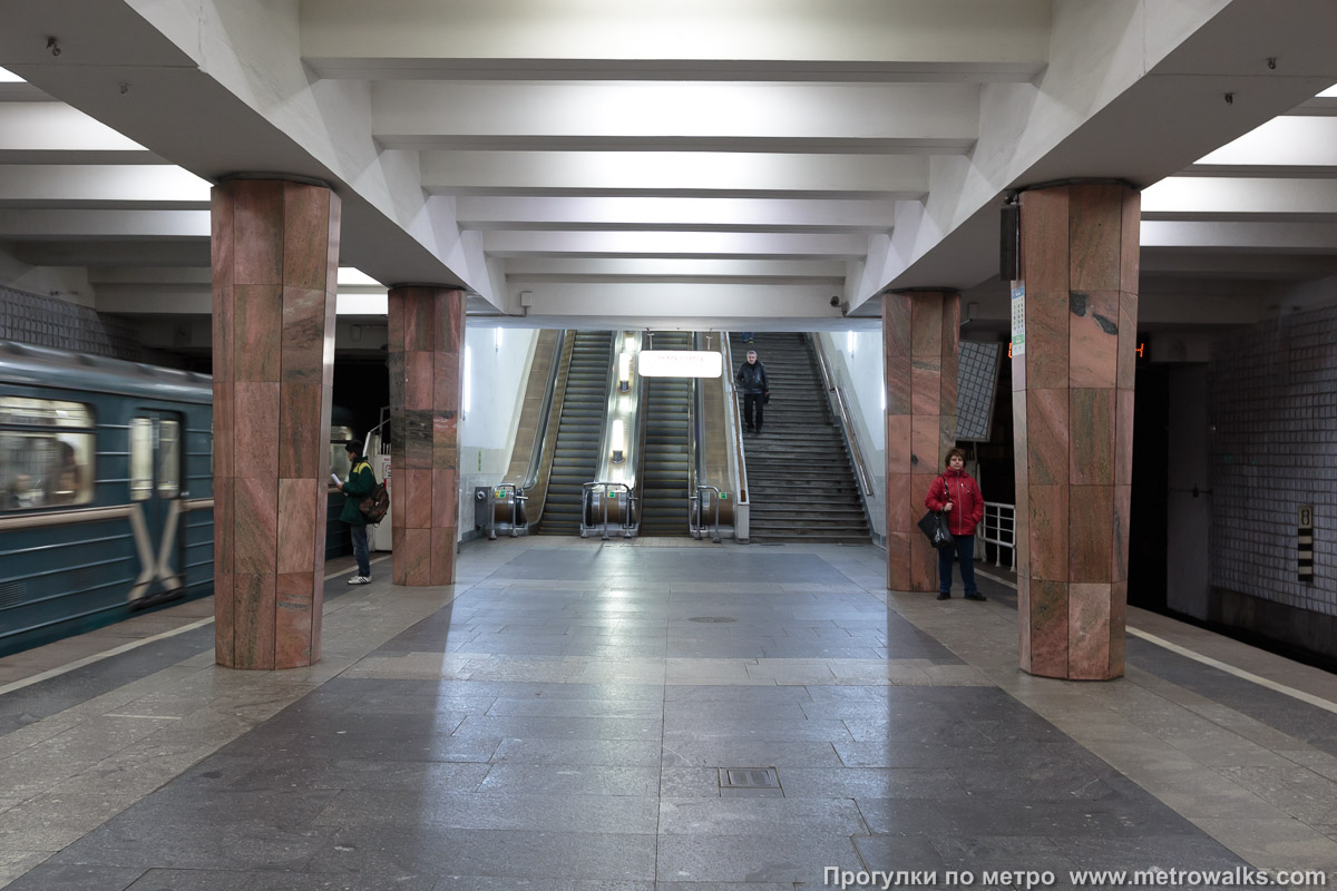 Фотография станции Калужская (Калужско-Рижская линия, Москва). Выход в город, эскалаторы начинаются прямо с уровня платформы.