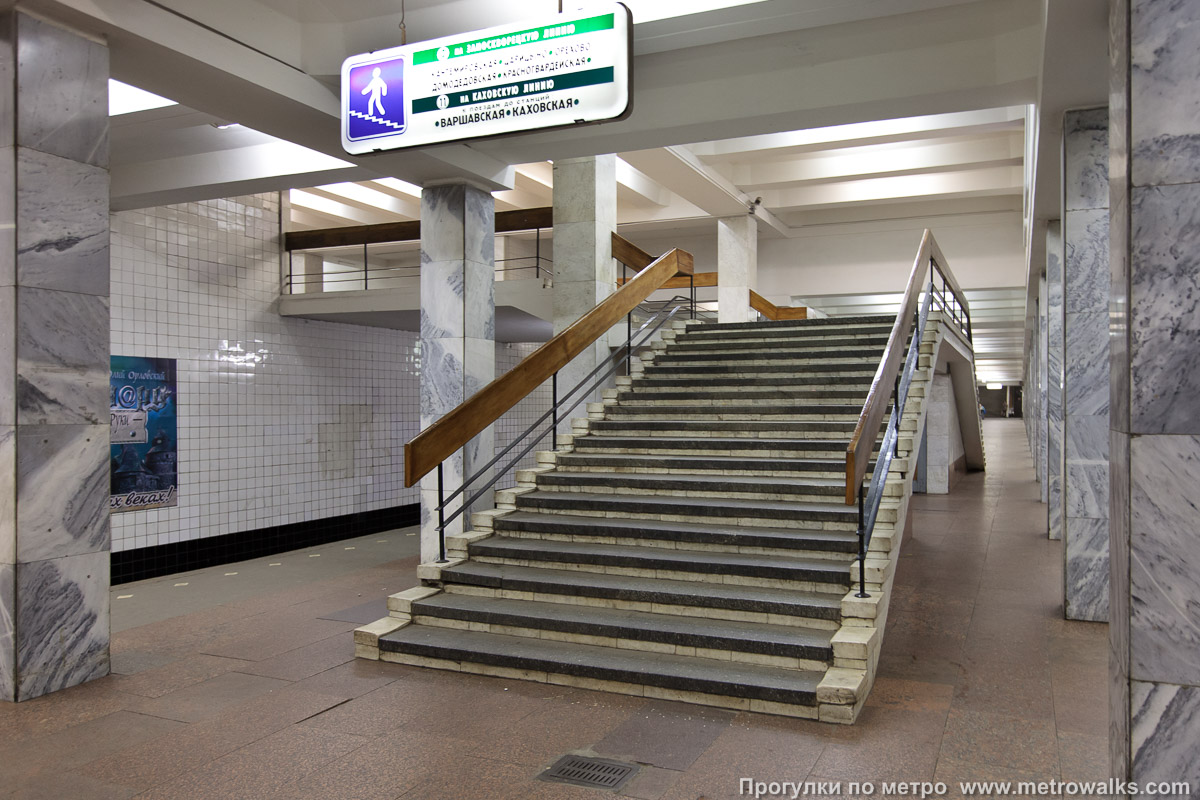 Фотография станции Каширская (Каховская линия, Москва) — первый зал. Около перехода между двумя залами станции.