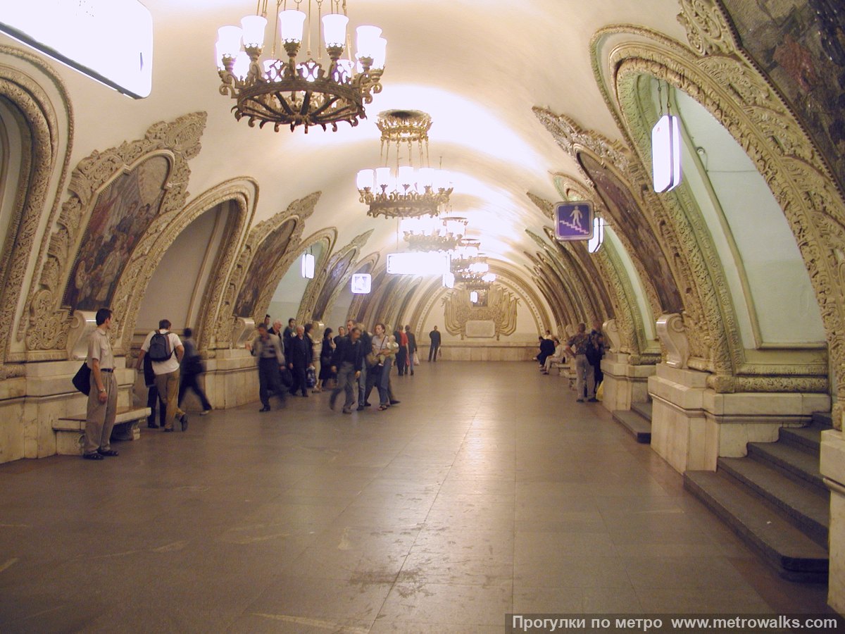 Фотография станции Киевская (Кольцевая линия, Москва). Центральный зал станции, вид вдоль от входа в сторону глухого торца.