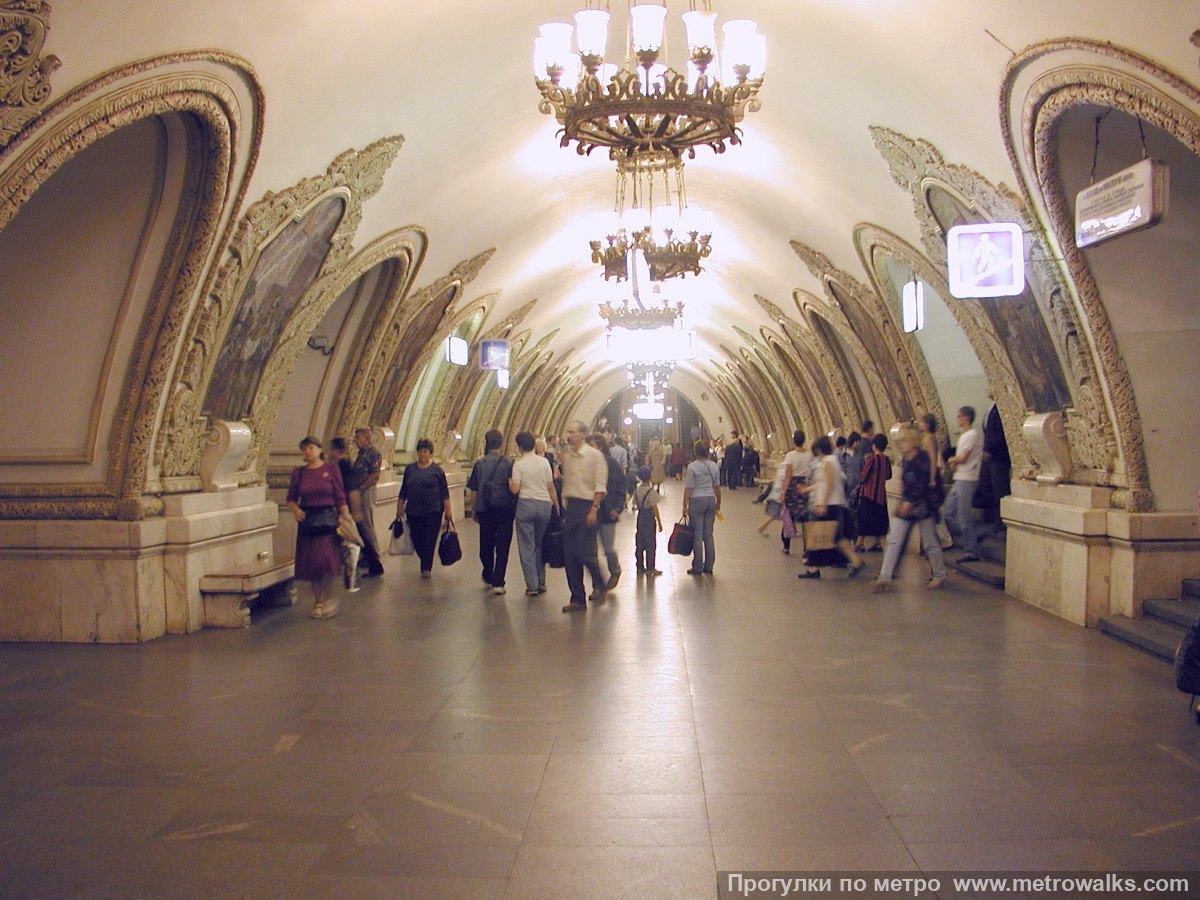 Фотография станции Киевская (Кольцевая линия, Москва). Центральный зал станции, вид вдоль от глухого торца в сторону выхода.