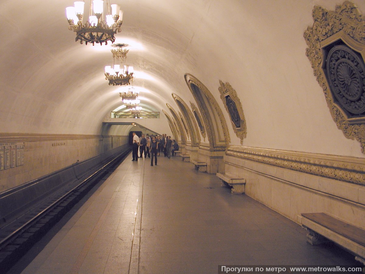 Фотография станции Киевская (Кольцевая линия, Москва). Боковой зал станции и посадочная платформа, общий вид.