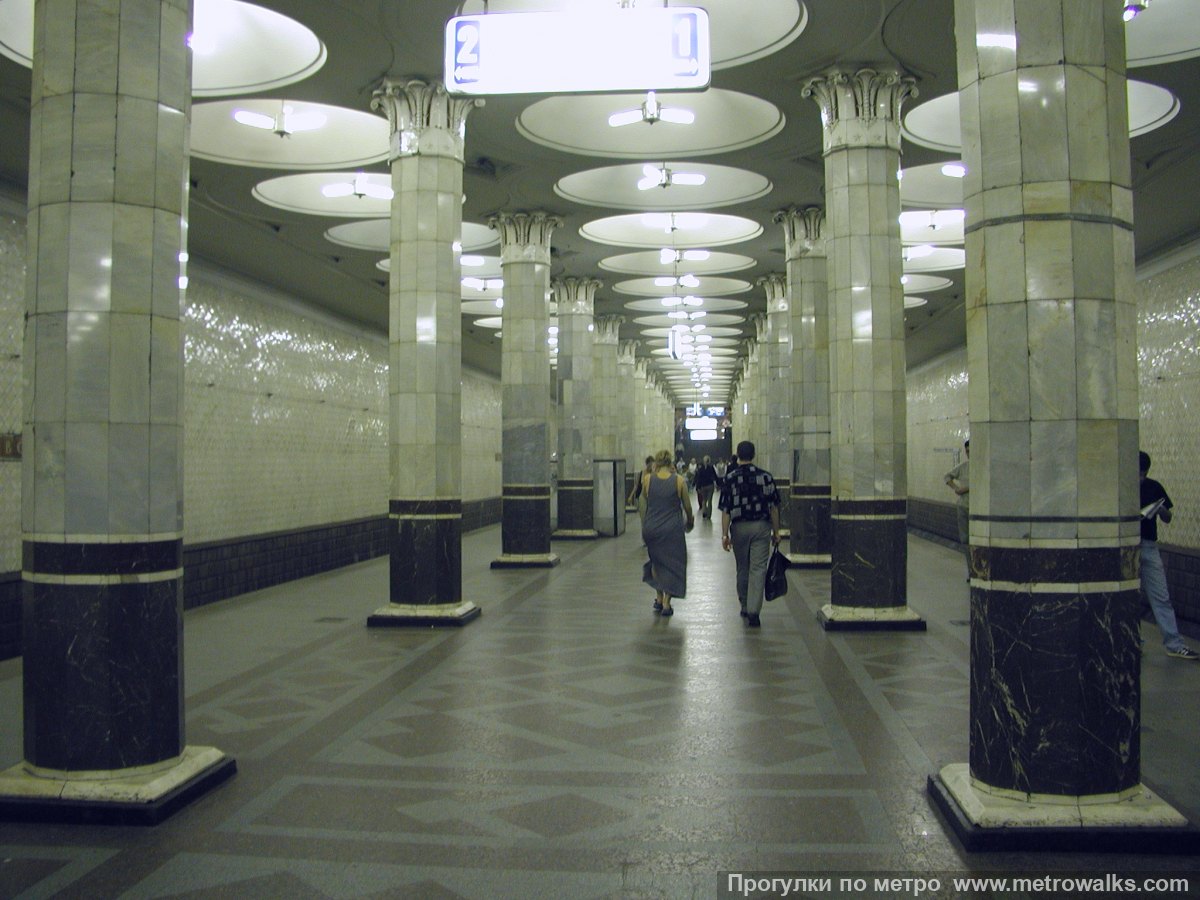 Фотография станции Киевская (Филёвская линия, Москва). Продольный вид центрального зала.