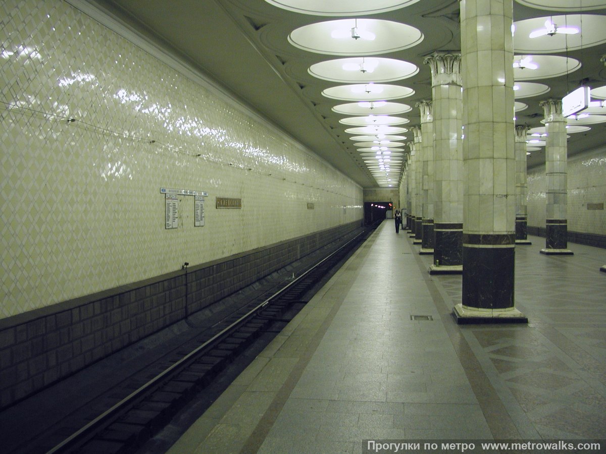 Фотография станции Киевская (Филёвская линия, Москва). Боковой зал станции и посадочная платформа, общий вид.