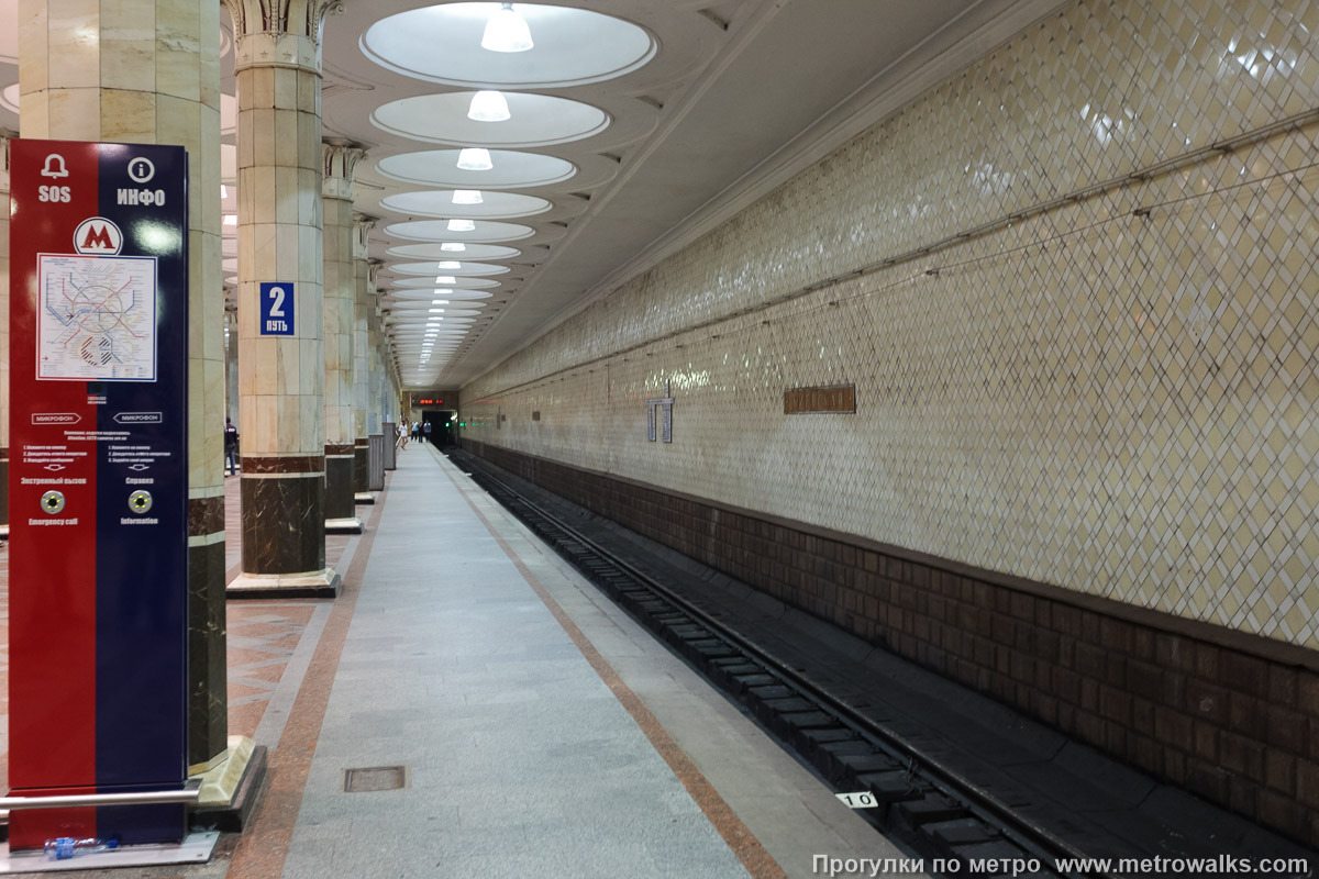 Фотография станции Киевская (Филёвская линия, Москва). Боковой зал станции и посадочная платформа, общий вид. Фотография станции Киевская (Филёвская линия, Москва). Боковой зал станции и посадочная платформа, общий вид.