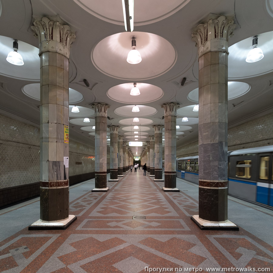 Фотография станции Киевская (Филёвская линия, Москва). Продольный вид центрального зала. Фотография станции Киевская (Филёвская линия, Москва). Продольный вид центрального зала.
