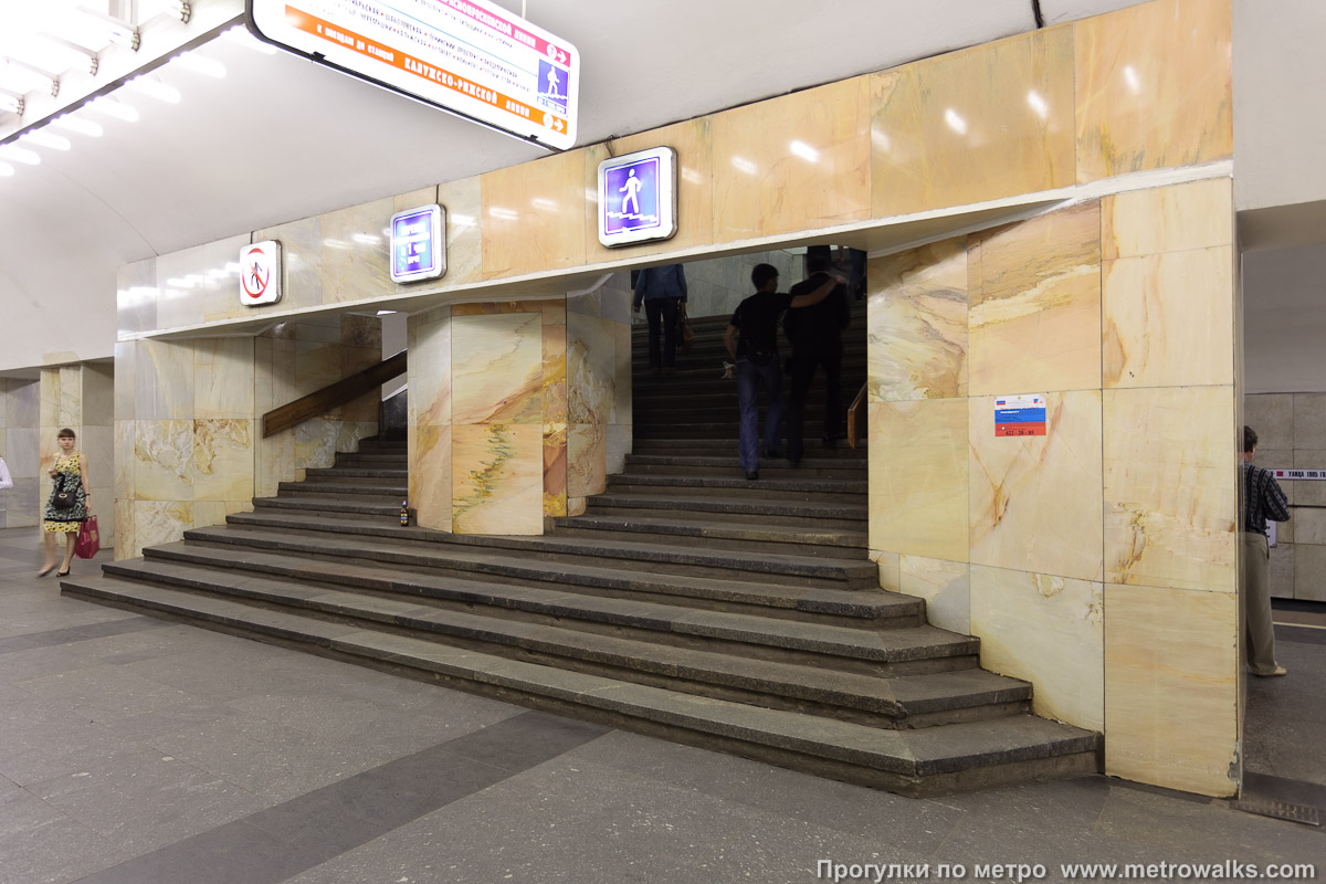 Фотография станции Китай-город (Таганско-Краснопресненская линия, Москва) — второй зал. Около перехода между двумя залами станции.