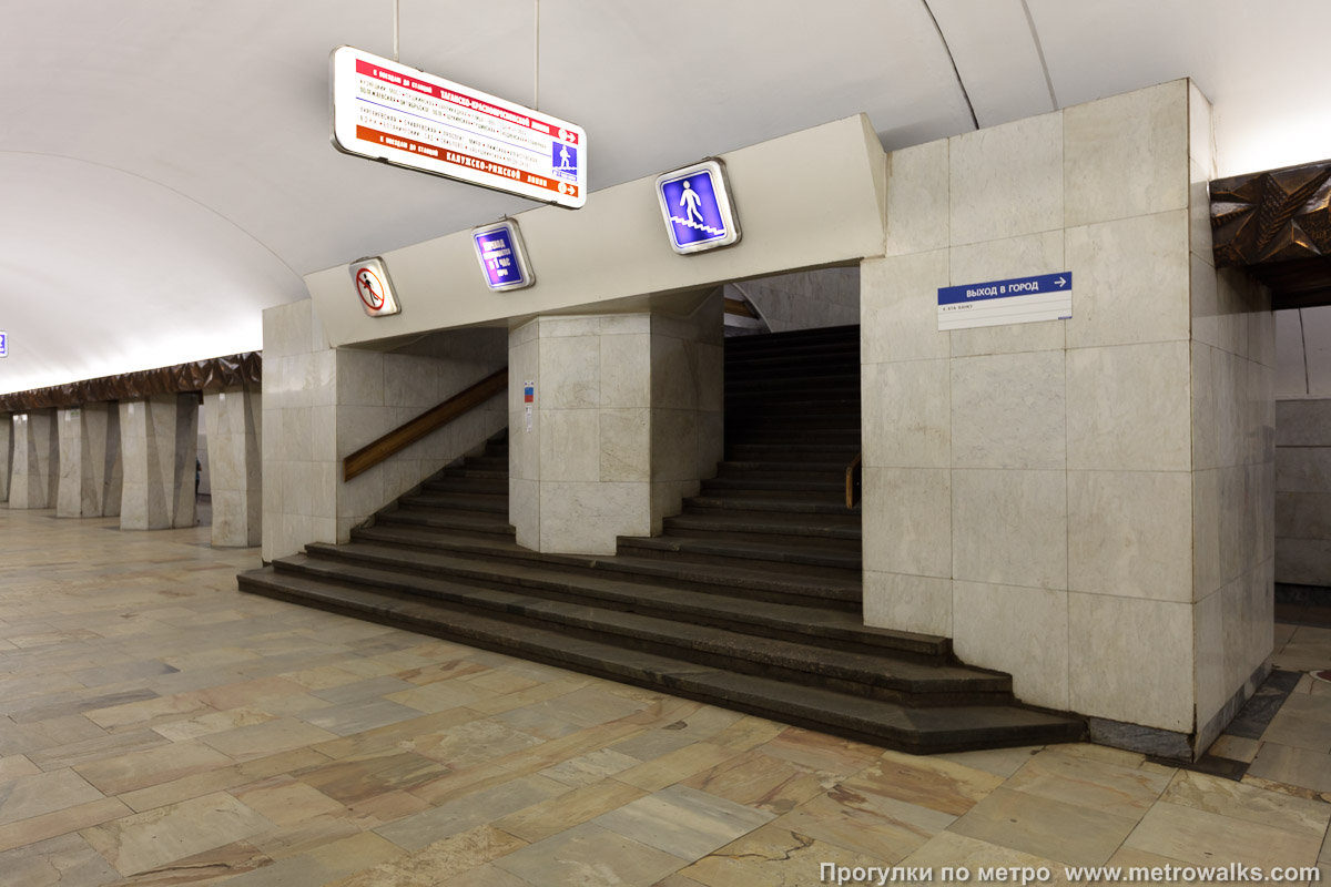 Фотография станции Китай-город (Таганско-Краснопресненская линия, Москва) — первый зал. Около перехода между двумя залами станции.
