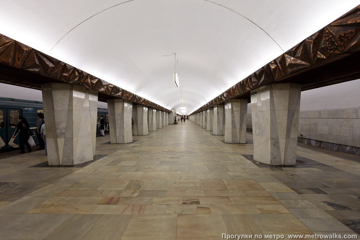 Фотография станции Китай-город (Таганско-Краснопресненская линия, Москва) — первый зал. Продольный вид центрального зала. Западный зал “кристалл”. Сюда прибывают поезда обеих линий, следующие в южных направлениях.