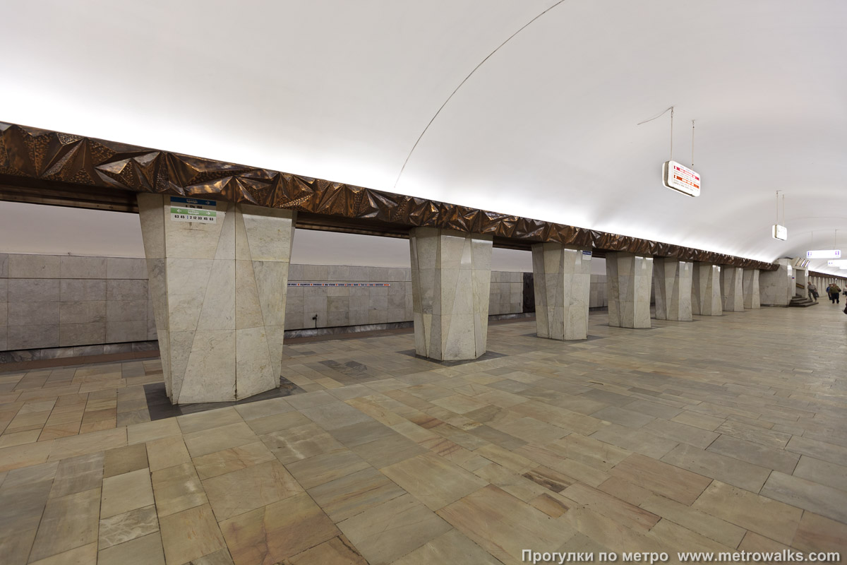 Фотография станции Китай-город (Таганско-Краснопресненская линия, Москва) — первый зал. Вид по диагонали.
