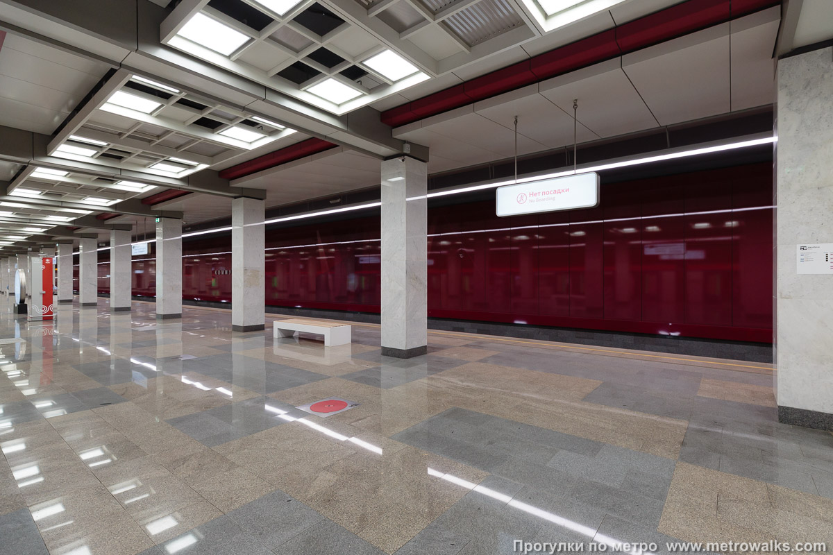 Фотография станции Коммунарка (Сокольническая линия, Москва). Вид по диагонали.