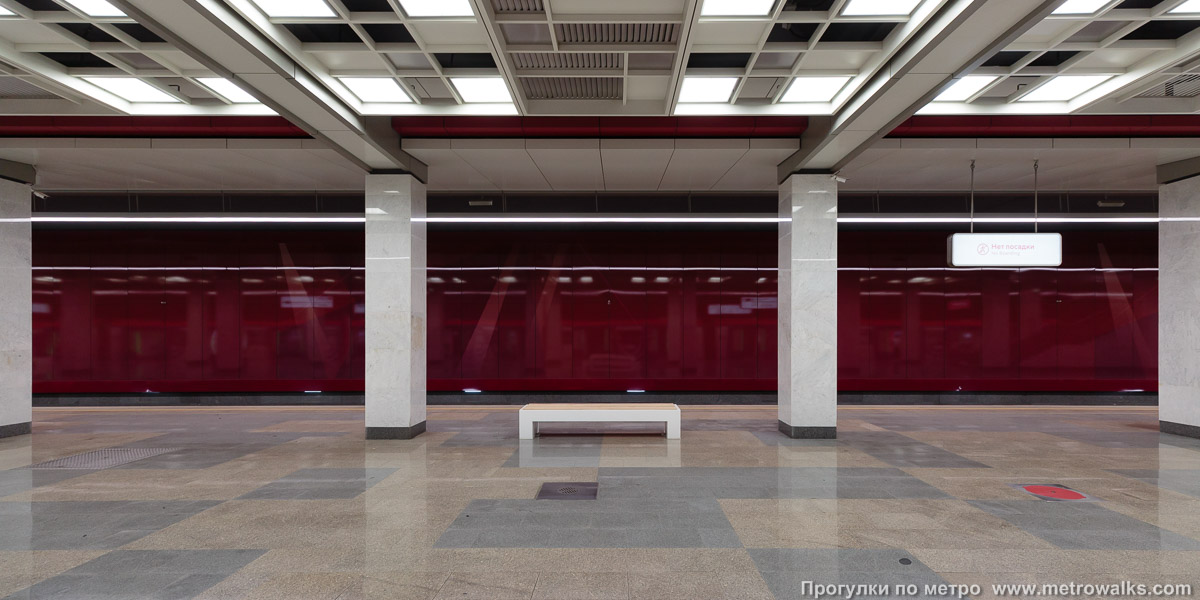 Фотография станции Коммунарка (Сокольническая линия, Москва). Поперечный вид, проходы между колоннами из центрального зала на платформу.