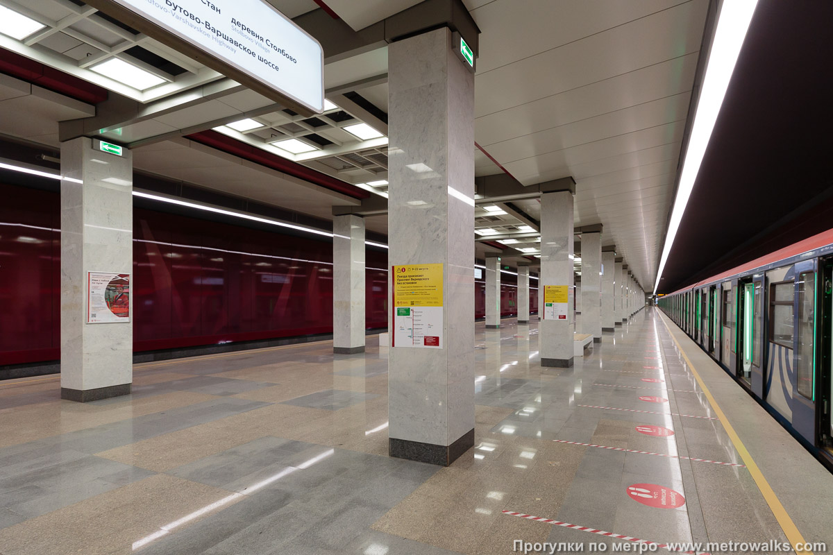 Фотография станции Коммунарка (Сокольническая линия, Москва). Вид с края платформы по диагонали на противоположную сторону сквозь центральный зал.