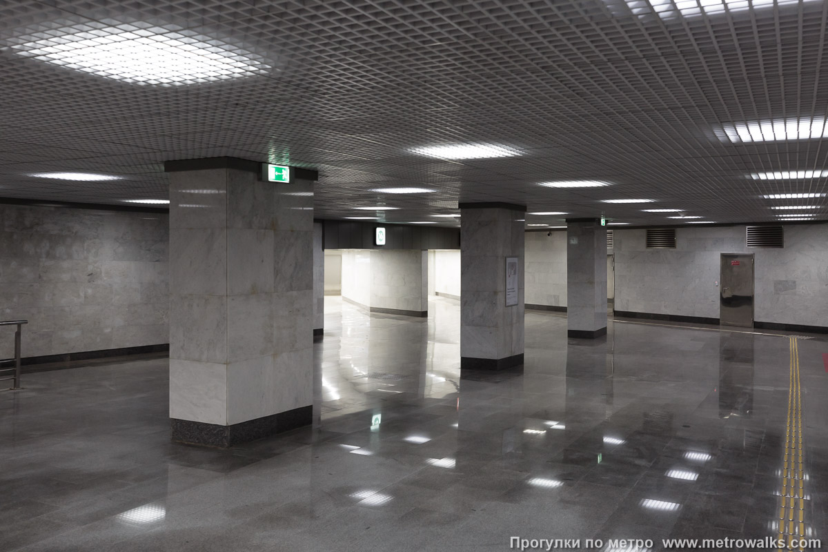 Фотография станции Новомосковская (Сокольническая линия, Москва). Переход, общий вид. Пол в переходе неровен: с уклонами, ступеньками, пандусами, резкими поворотами и колоннами поперёк прохода. Фотография станции Новомосковская (Сокольническая линия, Москва). Переход, общий вид. Пол в переходе неровен: с уклонами, ступеньками, пандусами, резкими поворотами и колоннами поперёк прохода.