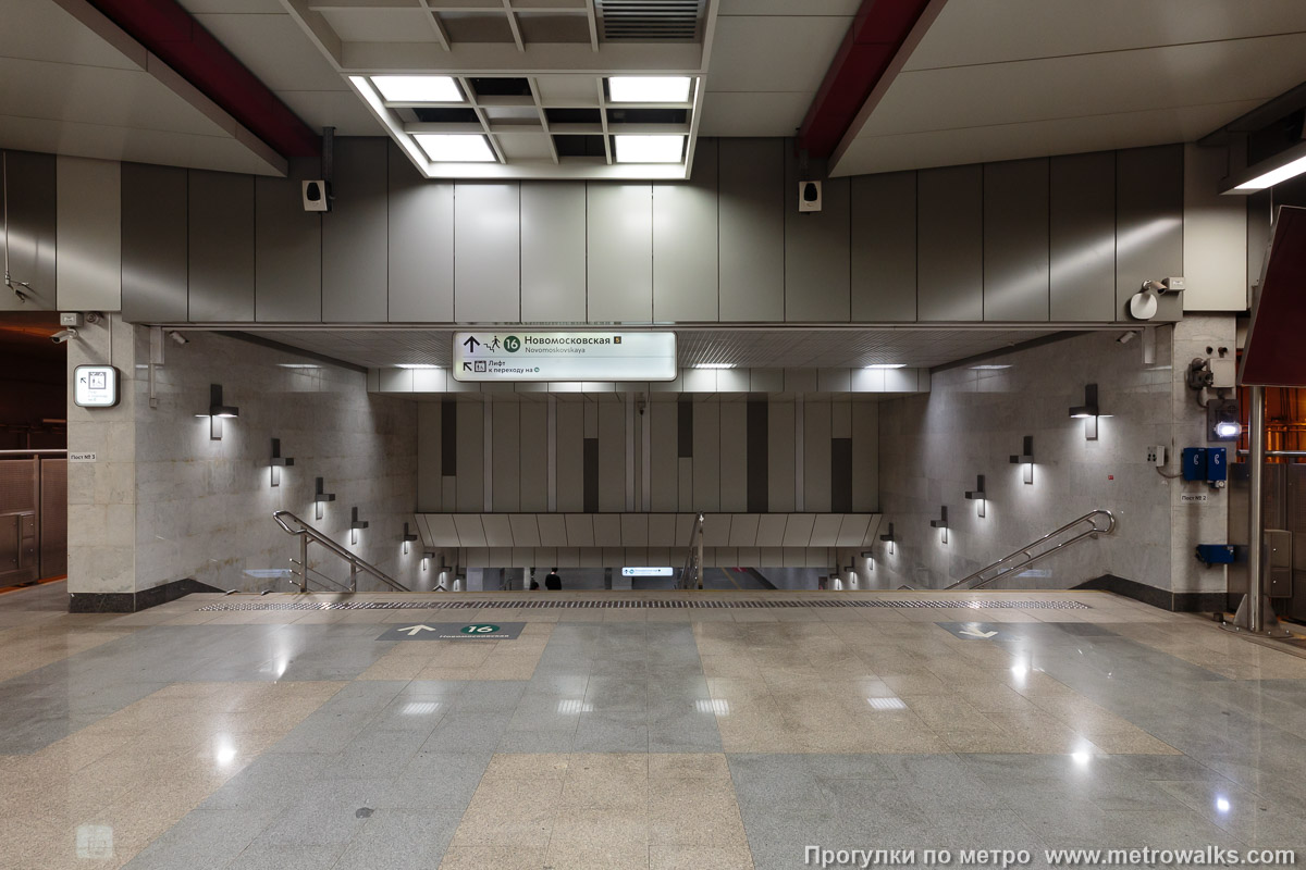 Фотография станции Новомосковская (Сокольническая линия, Москва). В северо-западном торце станции — переход на Троицкую линию. Фотография станции Новомосковская (Сокольническая линия, Москва). В северо-западном торце станции — переход на Троицкую линию.