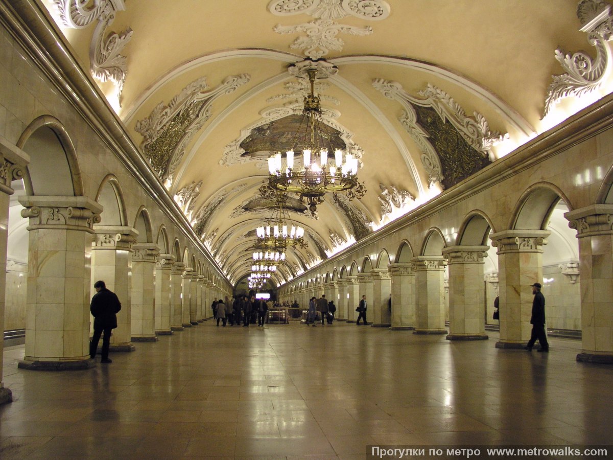 Фотография станции Комсомольская (Кольцевая линия, Москва). Центральный зал станции, вид вдоль от глухого торца в сторону выхода.